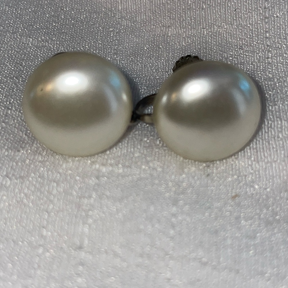 Vintage Round bright white pearl button post screw back earrings 1/2”